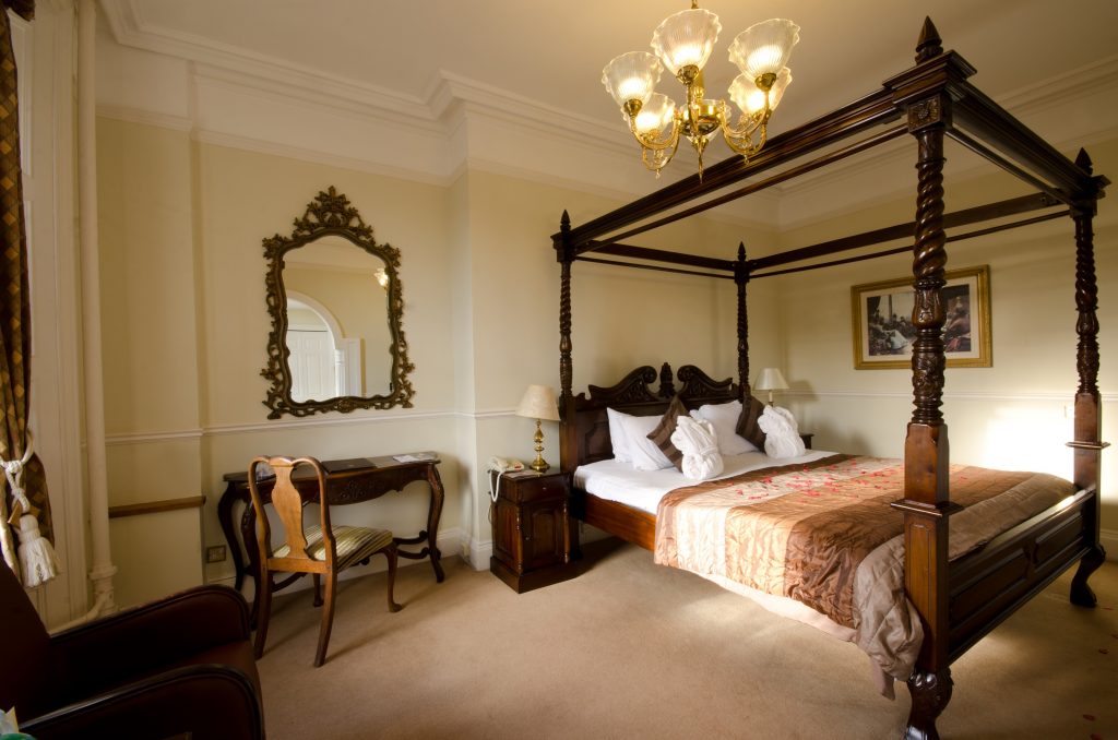 four poster double bed 