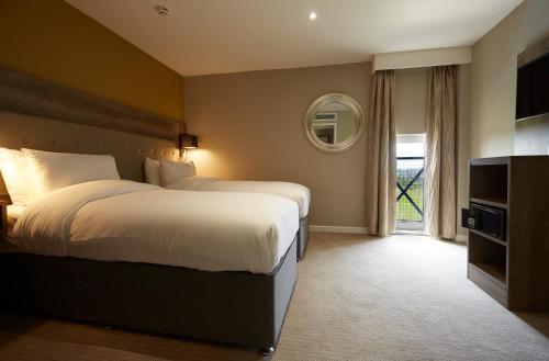 WYCHWOOD PARK HOTEL twin bedroom