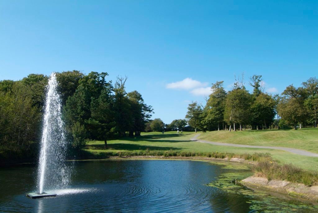 Image of a fountain and large pond on the hotel grounds