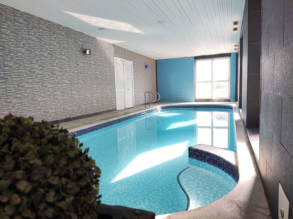 An image of the swimming pool at the Blue Waters Hotel. 